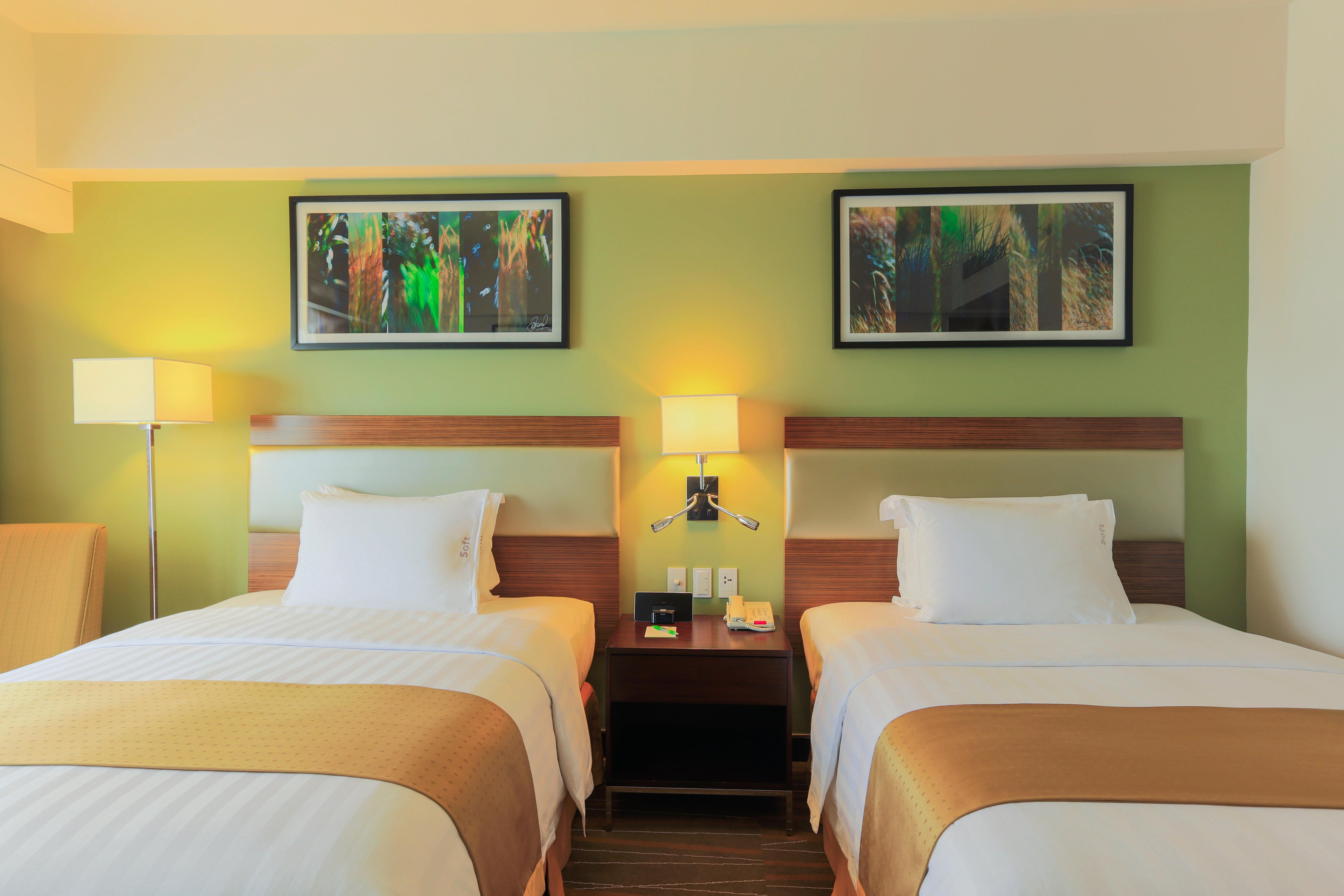 Holiday Inn & Suites Makati By Ihg Makati City Kültér fotó A typical room at the hotel