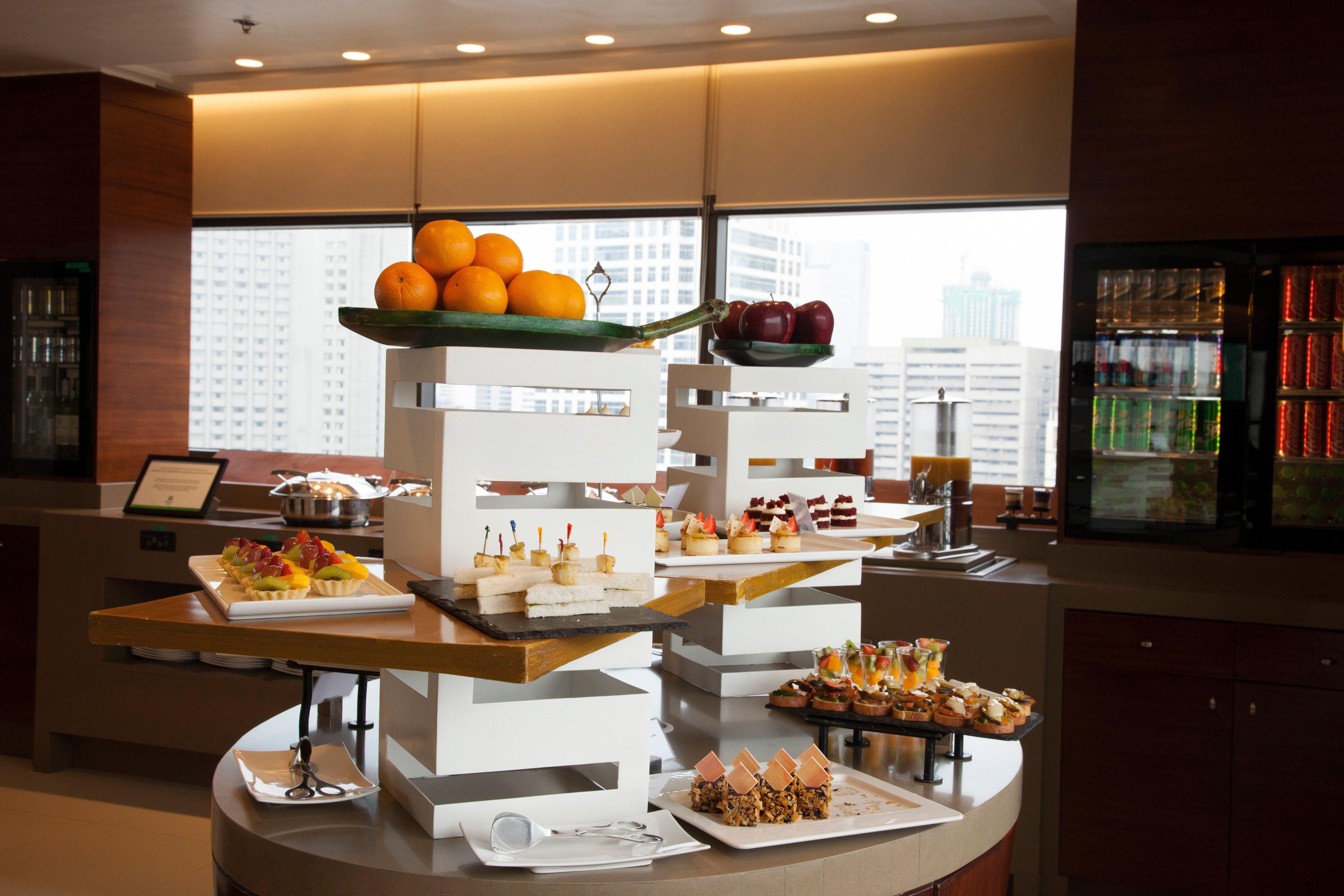 Holiday Inn & Suites Makati By Ihg Makati City Kültér fotó A buffet at a hotel