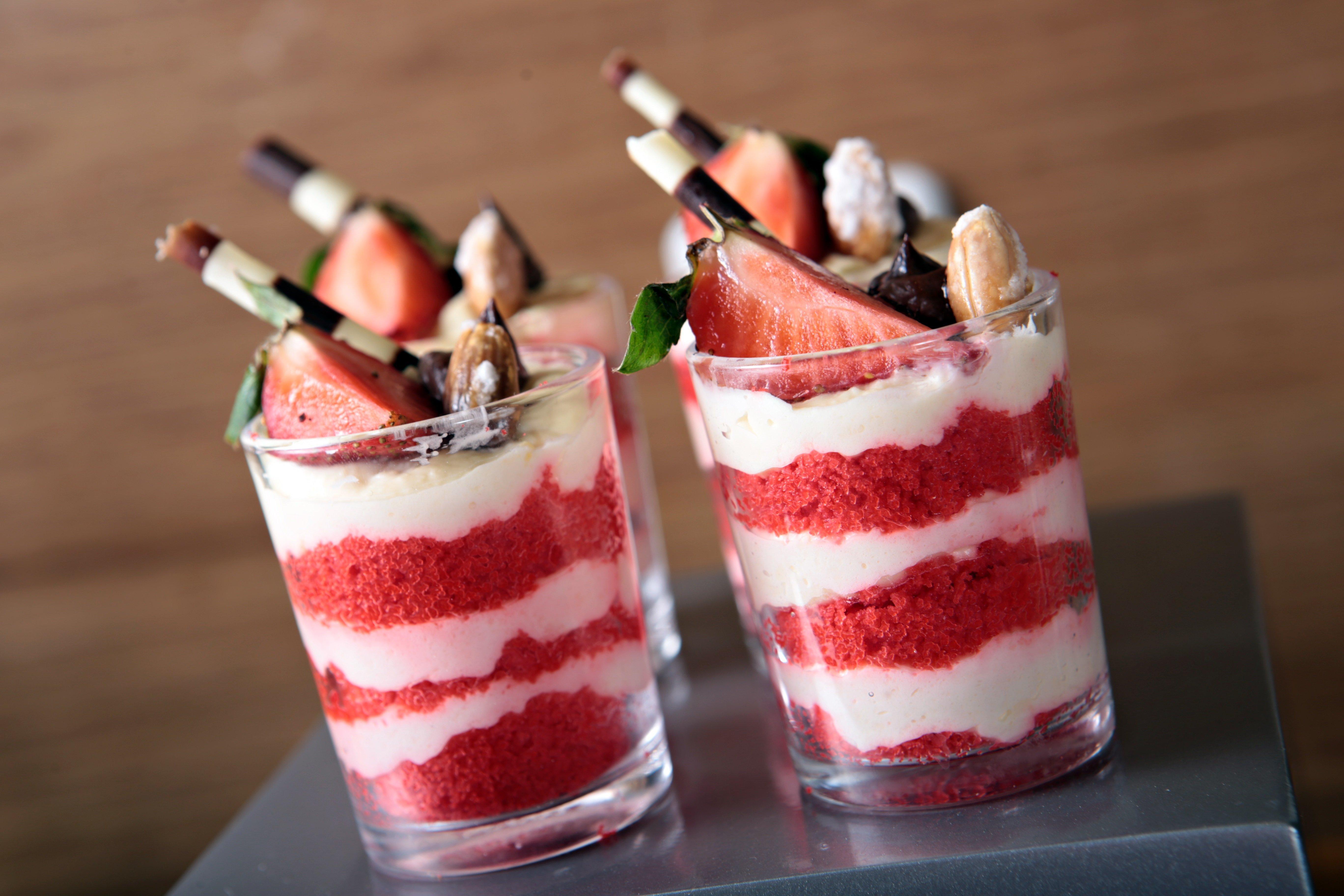 Holiday Inn & Suites Makati By Ihg Makati City Kültér fotó A strawberry parfait