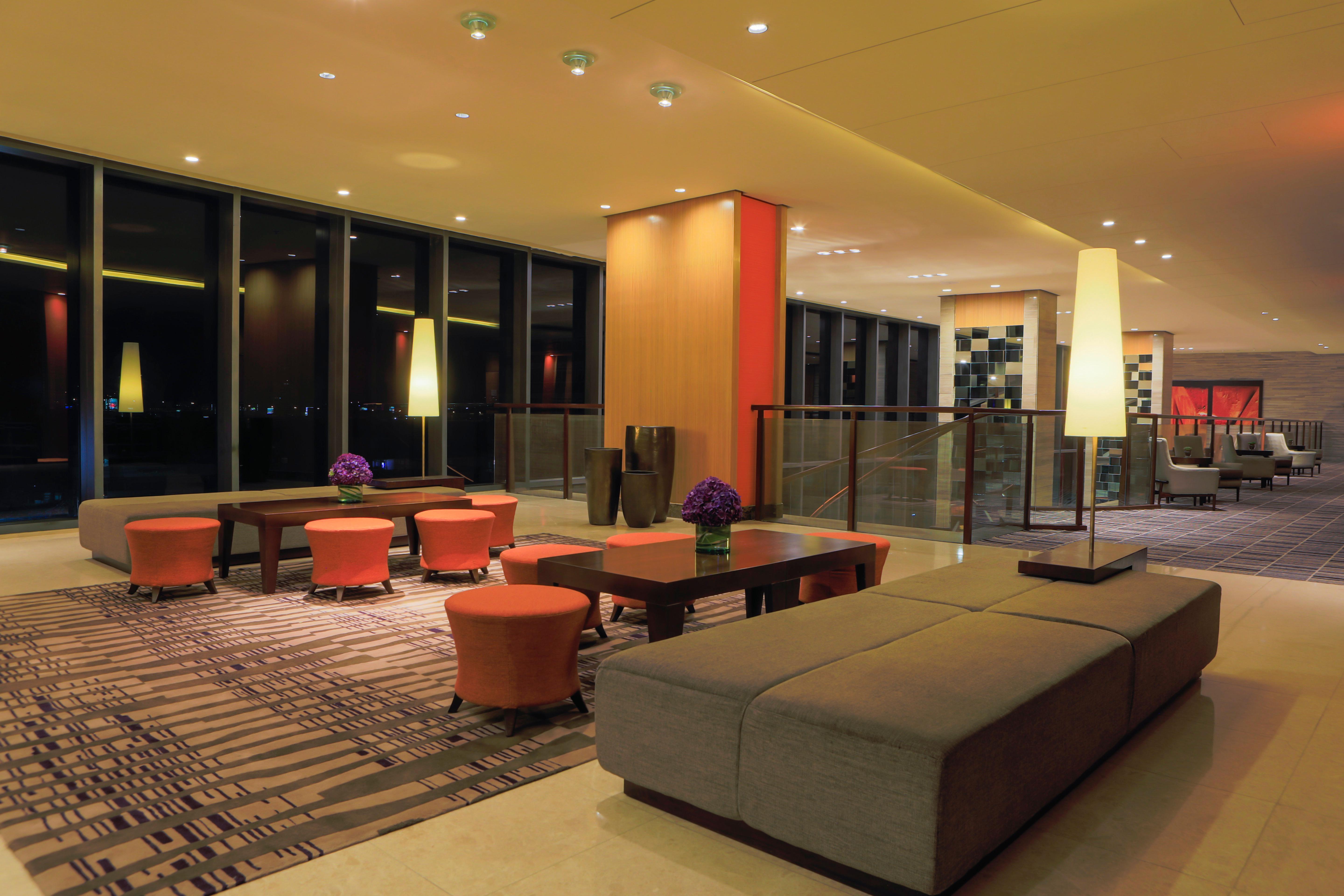 Holiday Inn & Suites Makati By Ihg Makati City Kültér fotó Lobby
