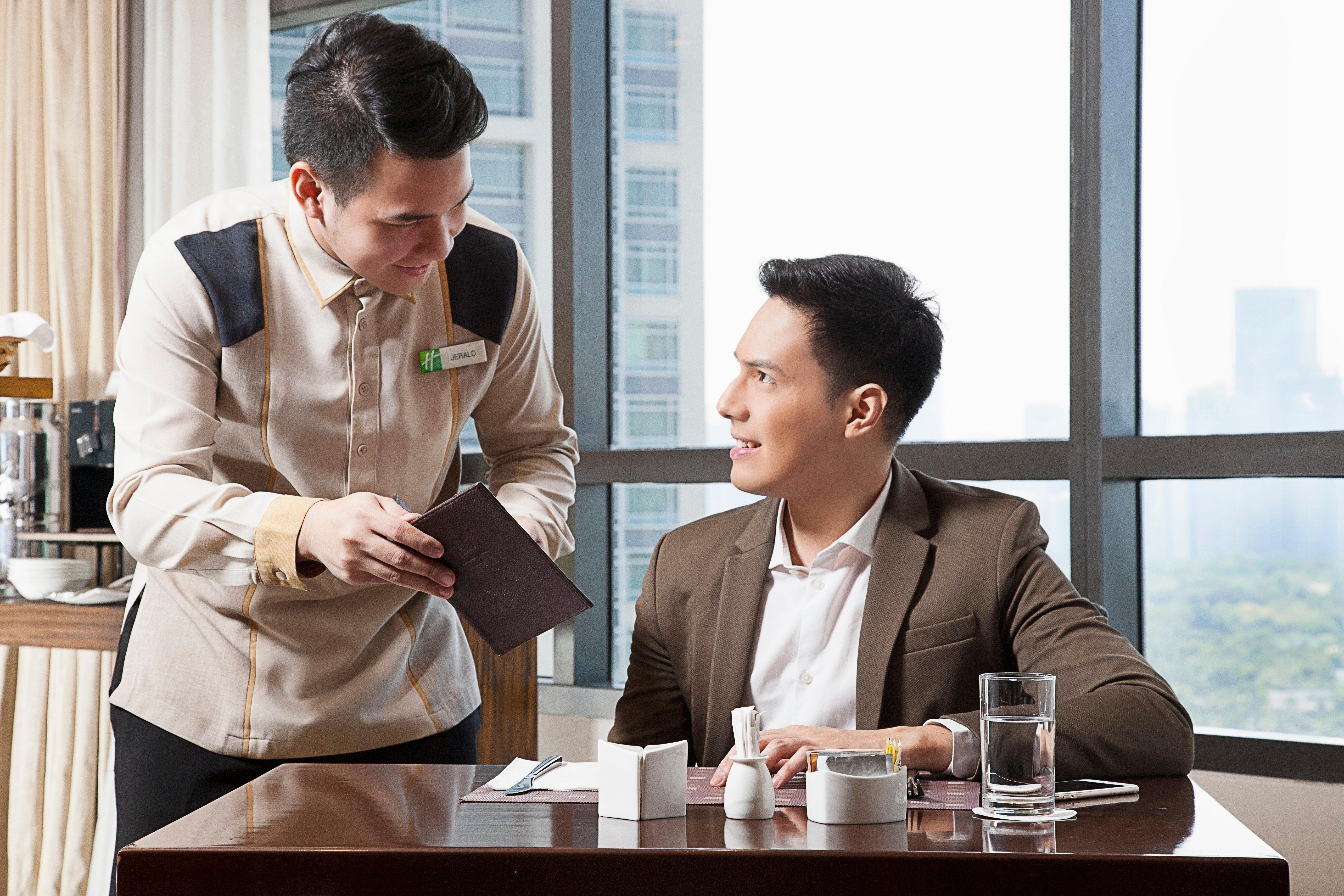Holiday Inn & Suites Makati By Ihg Makati City Kültér fotó A butler serving a guest