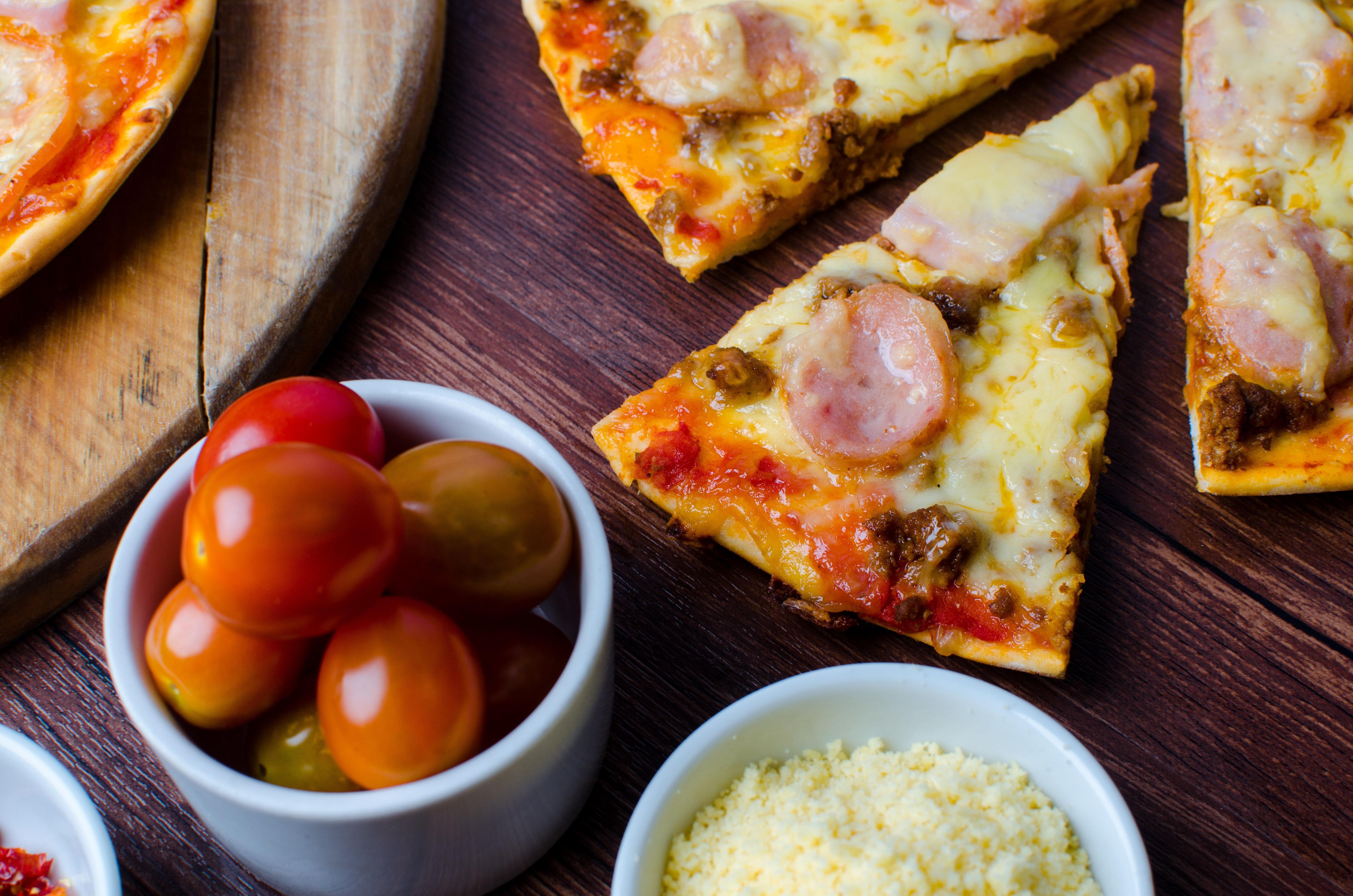Holiday Inn & Suites Makati By Ihg Makati City Kültér fotó A pizza with sausage and cheese