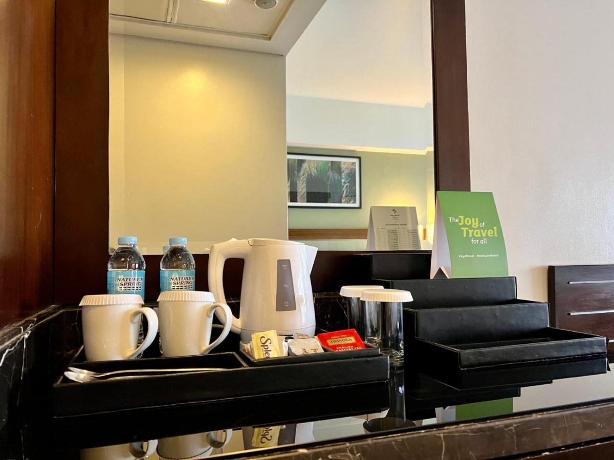 Holiday Inn & Suites Makati By Ihg Makati City Kültér fotó A hotel room's wet bar