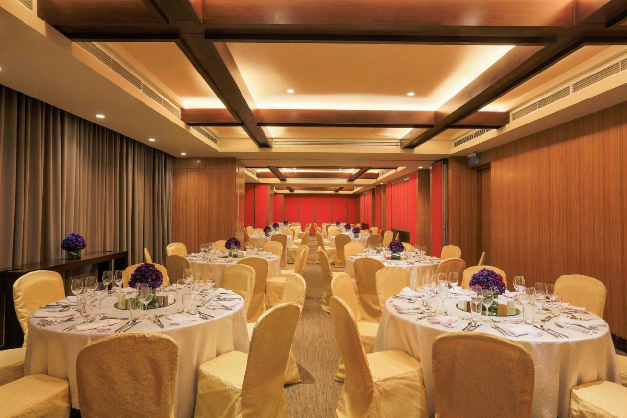 Holiday Inn & Suites Makati By Ihg Makati City Kültér fotó The ballroom