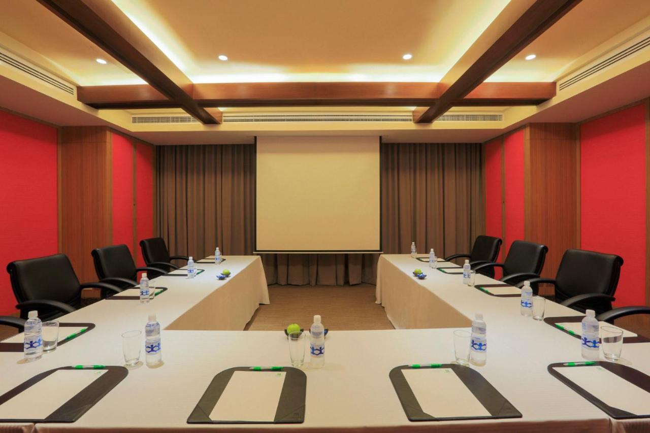 Holiday Inn & Suites Makati By Ihg Makati City Kültér fotó Meeting room