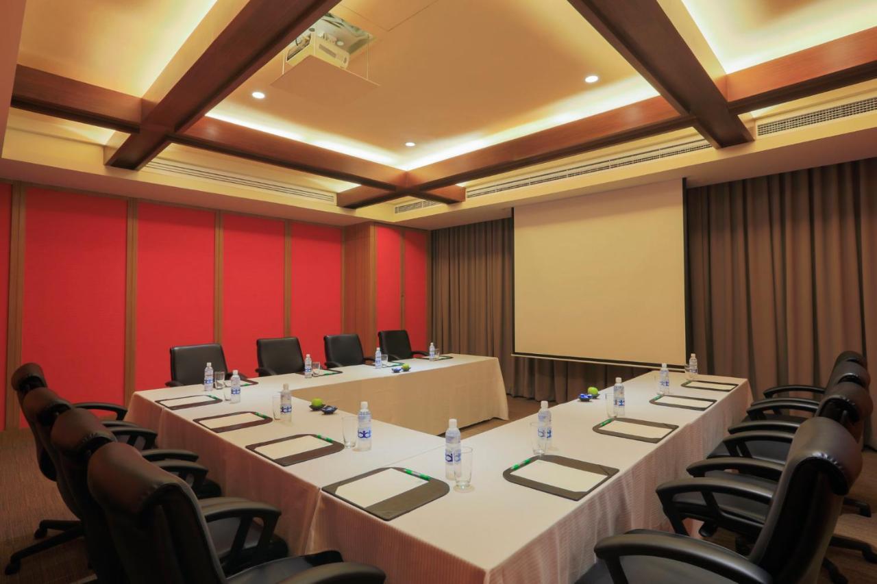 Holiday Inn & Suites Makati By Ihg Makati City Kültér fotó Meeting room at the hotel