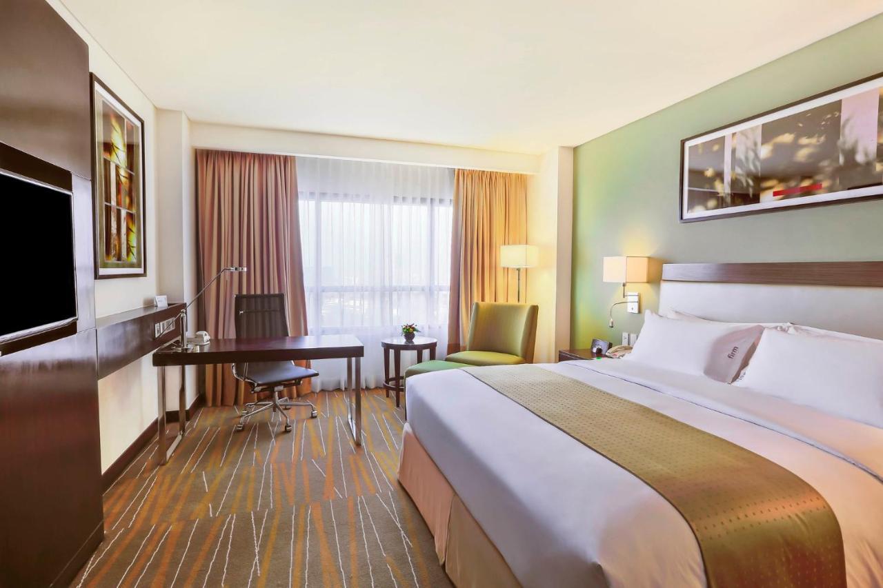 Holiday Inn & Suites Makati By Ihg Makati City Kültér fotó A typical room at the hotel