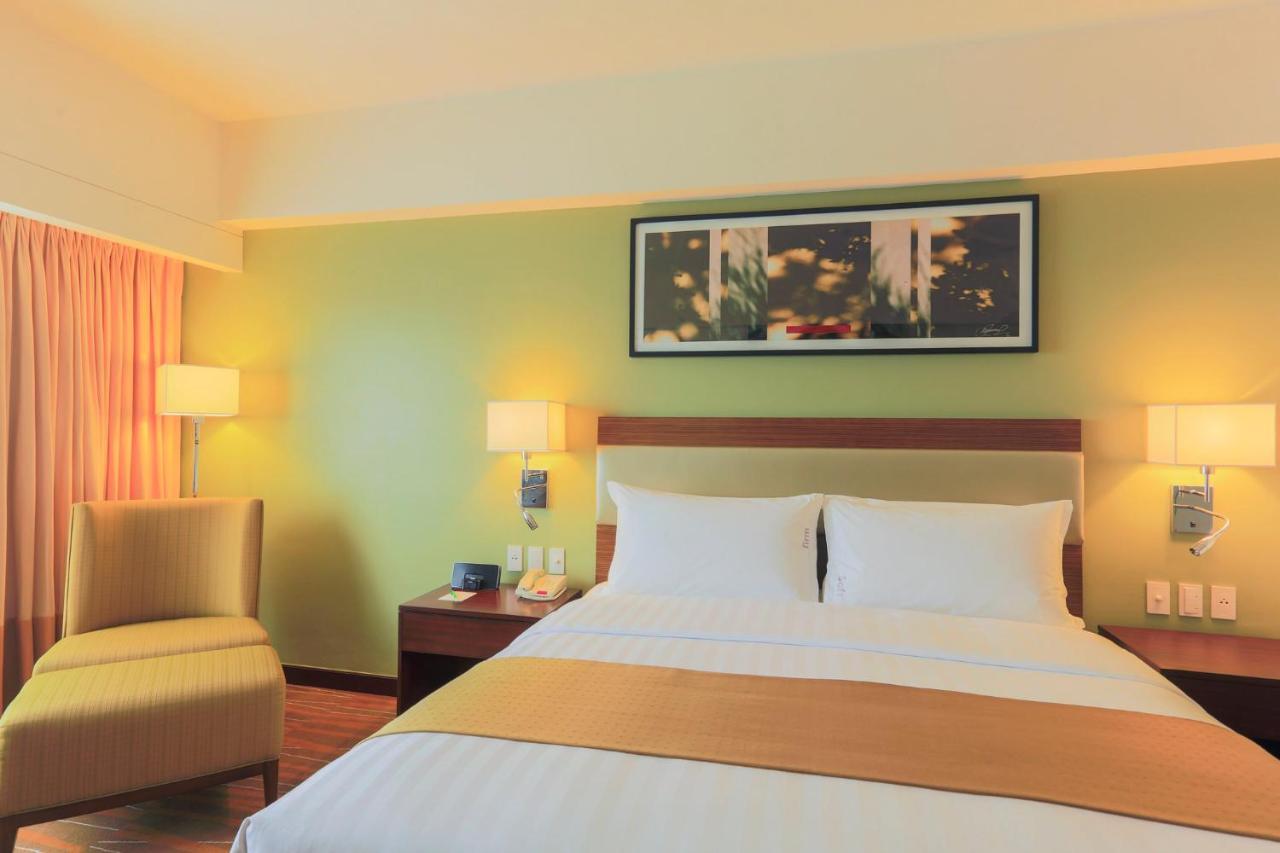Holiday Inn & Suites Makati By Ihg Makati City Kültér fotó A room at the hotel