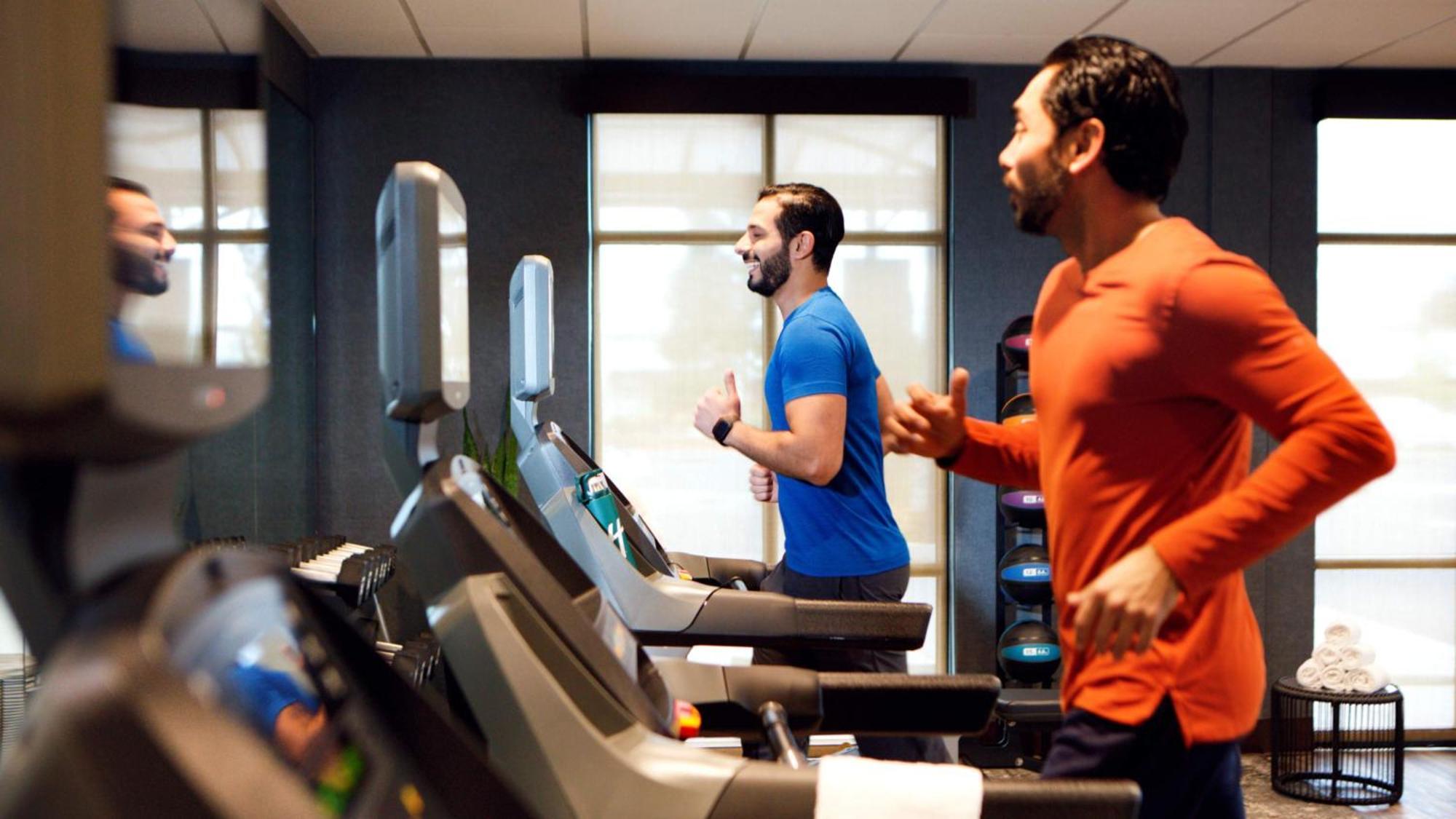 Holiday Inn & Suites Makati By Ihg Makati City Kültér fotó Two men running on treadmills