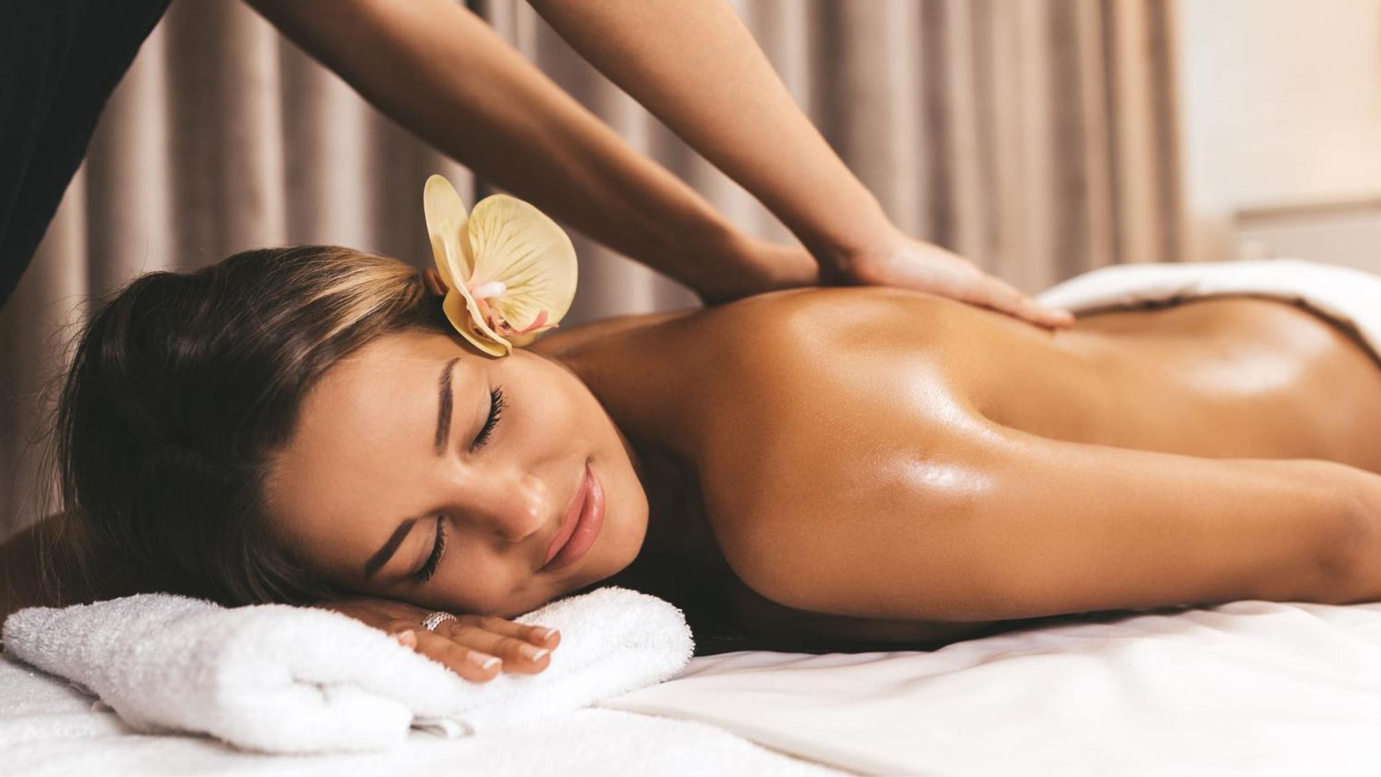 Holiday Inn & Suites Makati By Ihg Makati City Kültér fotó A woman receiving a massage