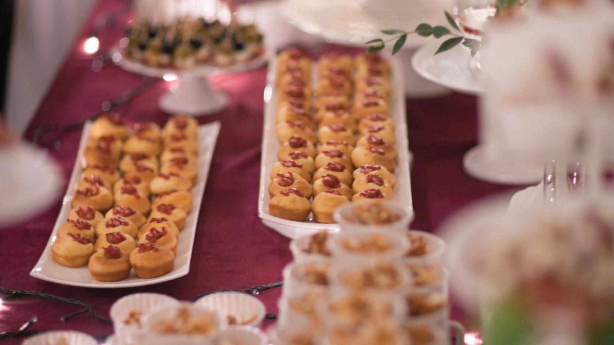 Holiday Inn & Suites Makati By Ihg Makati City Kültér fotó A selection of petits fours