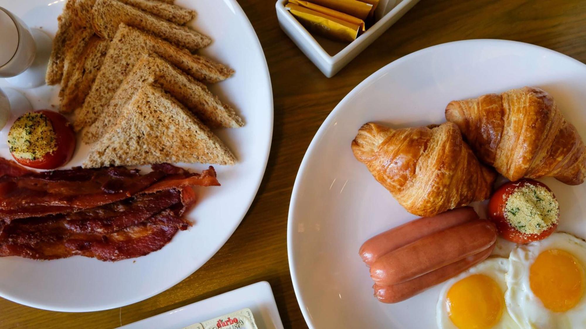 Holiday Inn & Suites Makati By Ihg Makati City Kültér fotó Croissants and sausages