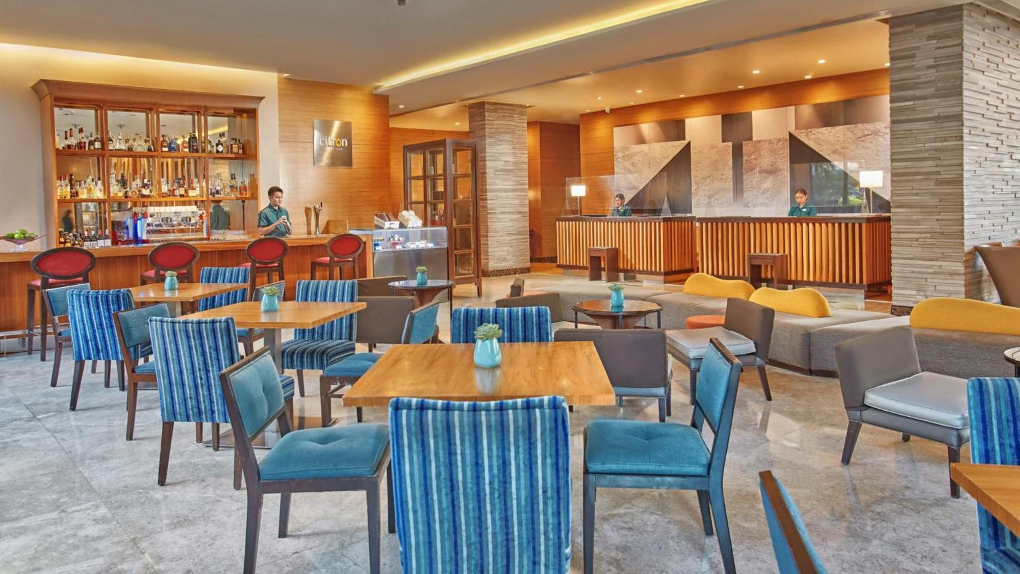 Holiday Inn & Suites Makati By Ihg Makati City Kültér fotó The Lounge at the airport