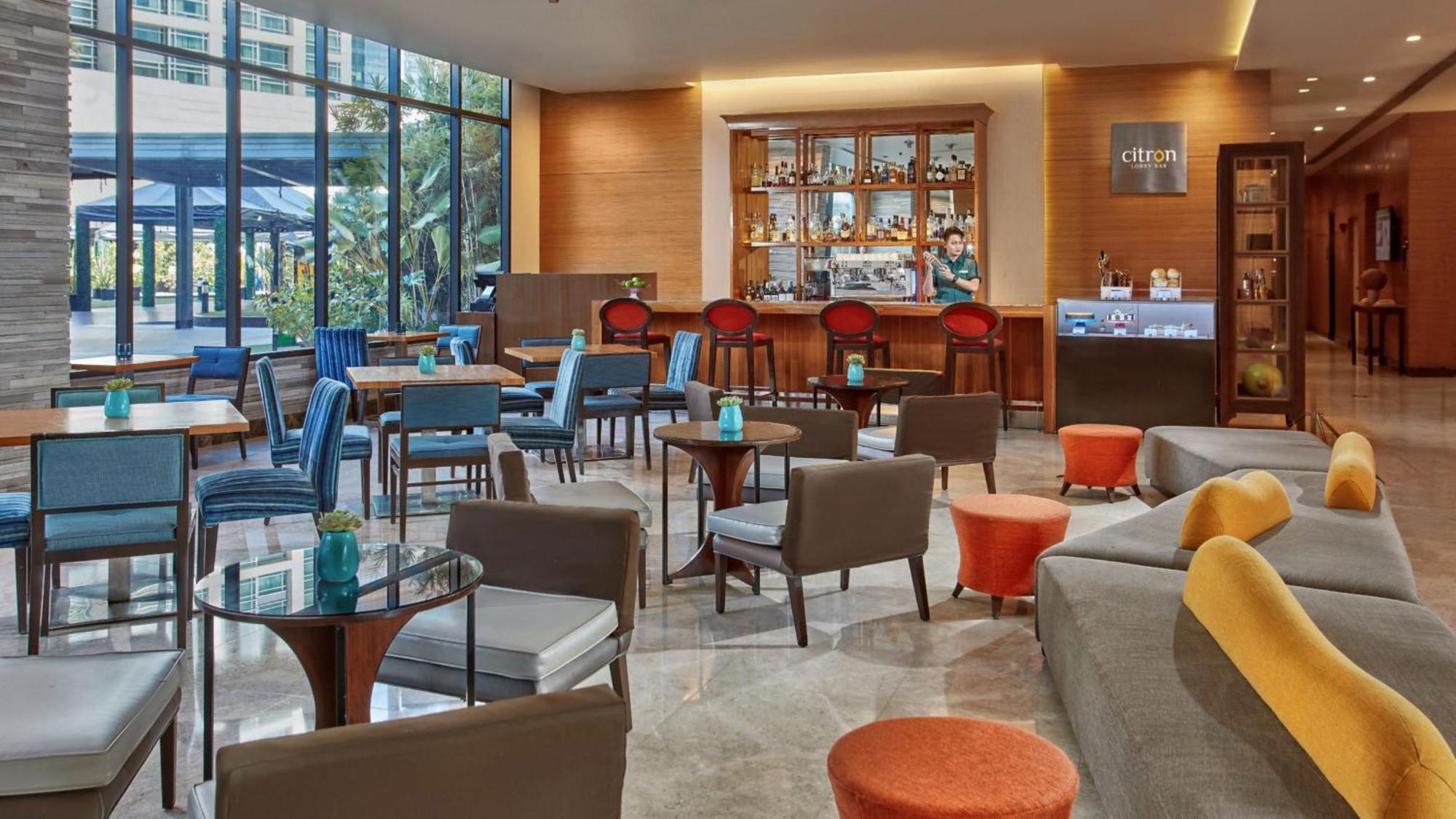 Holiday Inn & Suites Makati By Ihg Makati City Kültér fotó The lounge at the hotel