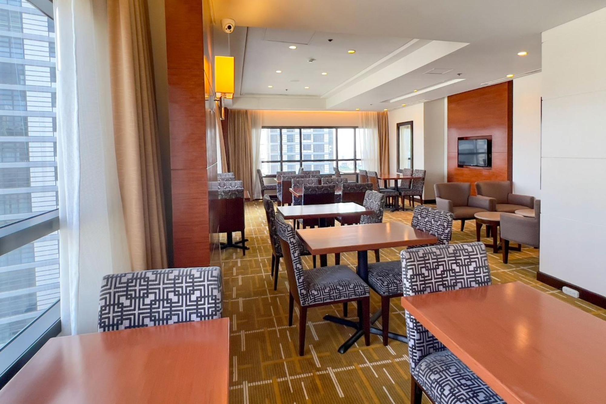 Holiday Inn & Suites Makati By Ihg Makati City Kültér fotó Clubroom at the 100 North Main