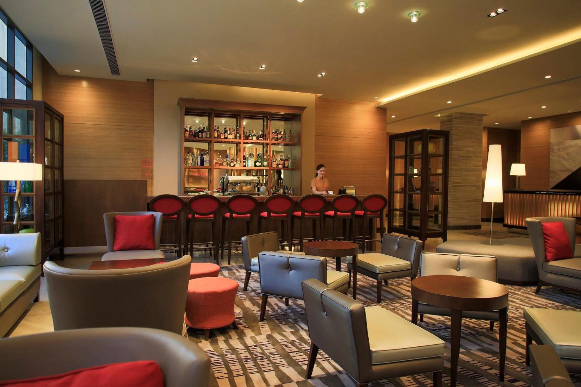 Holiday Inn & Suites Makati By Ihg Makati City Kültér fotó The bar at the lobby