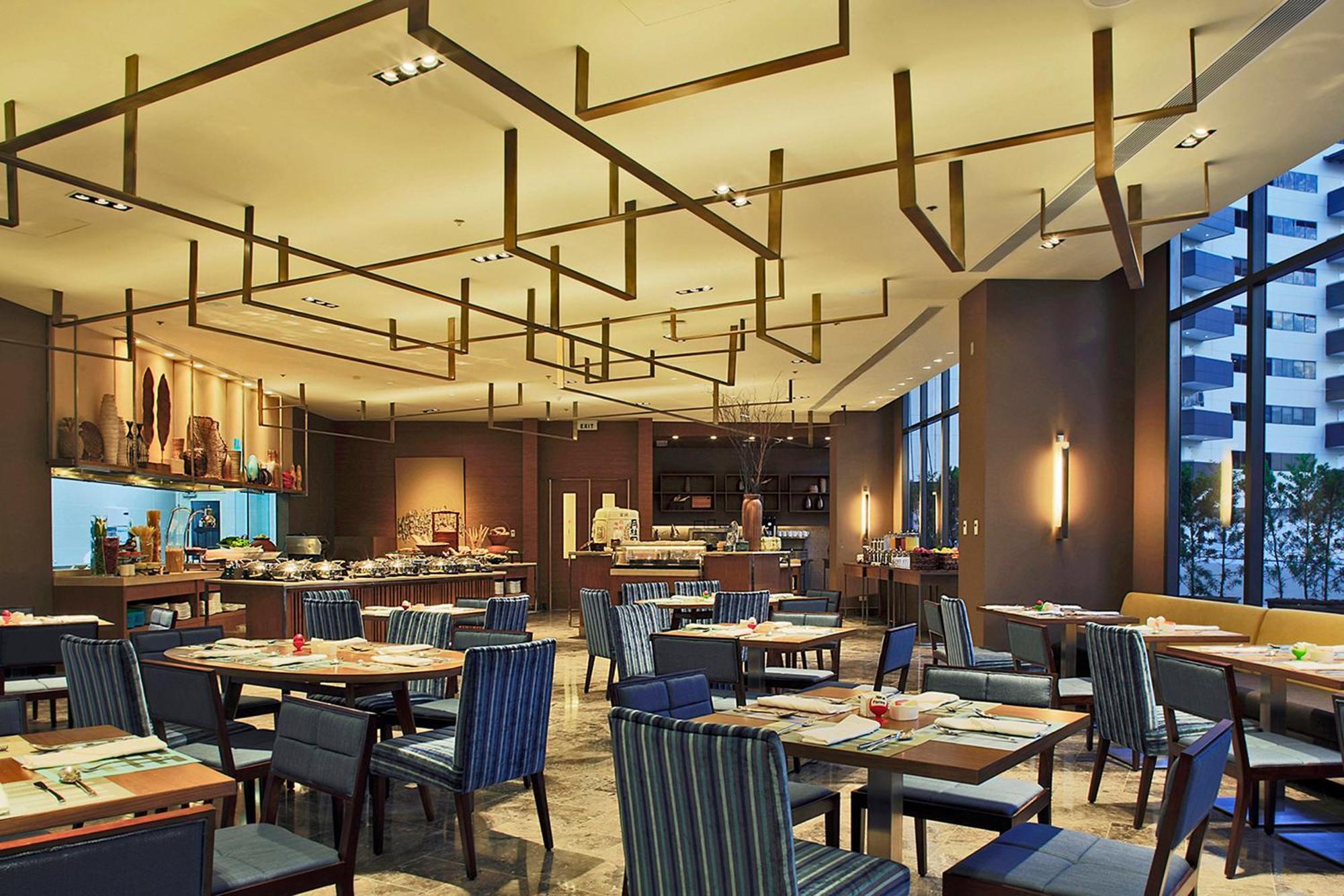 Holiday Inn & Suites Makati By Ihg Makati City Kültér fotó The restaurant
